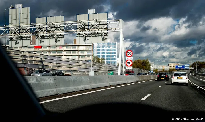 zijwand viaduct op a10 losgeraakt snelweg dicht