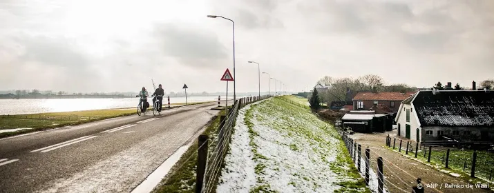 zoektocht naar drenkeling in waal bij ochten