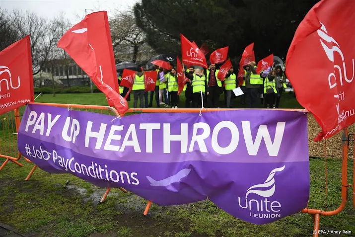 zomer vol stakingen van beveiligers op britse luchthaven heathrow