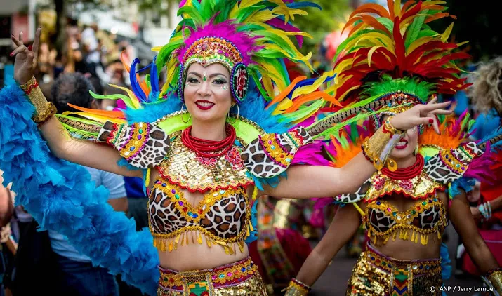 zomercarnavalsparade trekt weer door rotterdam