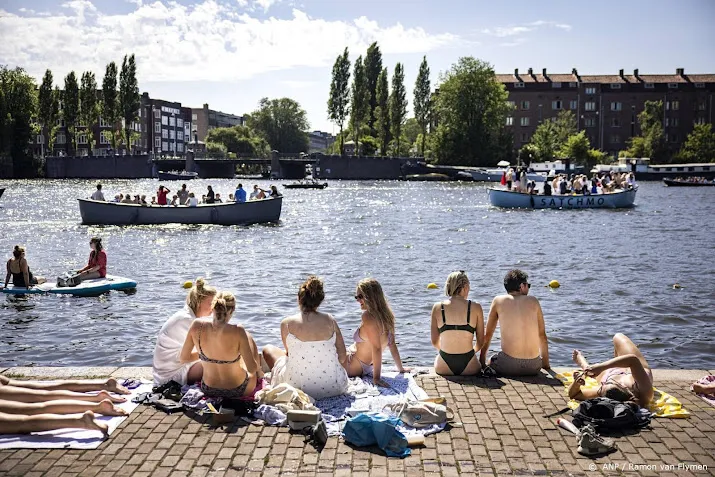 zomers weer houdt aan
