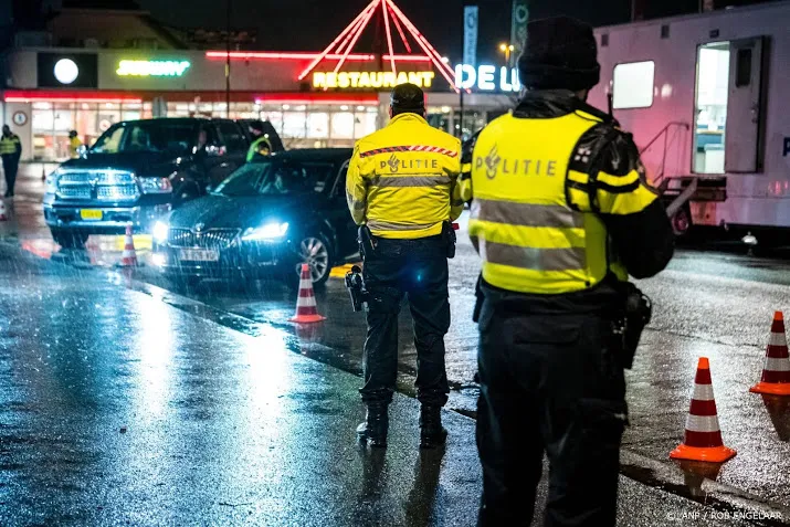 zon 100 weggebruikers in midden nederland beboet om avondklok