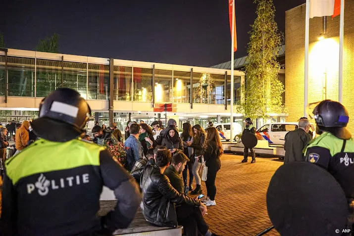 zon 300 mensen zondag betrokken bij vechtpartij in rai amsterdam