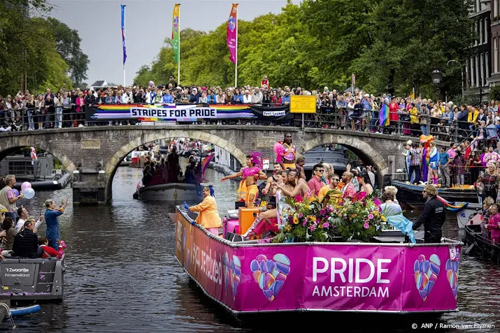 zon 53 ton afval opgeruimd in centrum amsterdam na canal parade