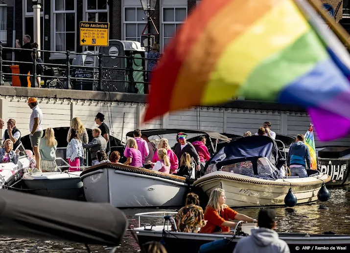 zon 66 ton afval opgeruimd in centrum amsterdam na canal parade