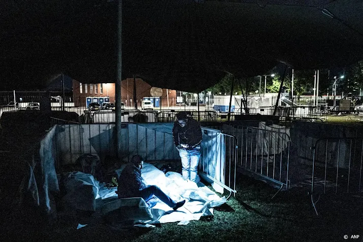 zon honderd asielzoekers slapen bij ter apel in de buitenlucht