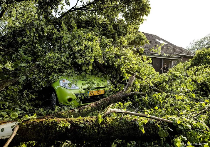 zon tien tot twintig huizen in leersum onbewoonbaar na noodweer