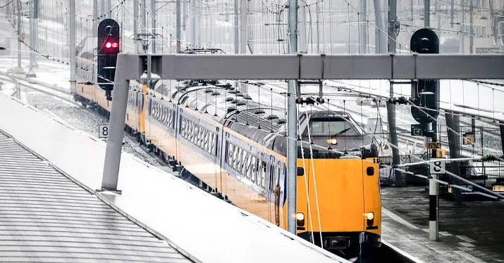 zondag minder treinen door sneeuw