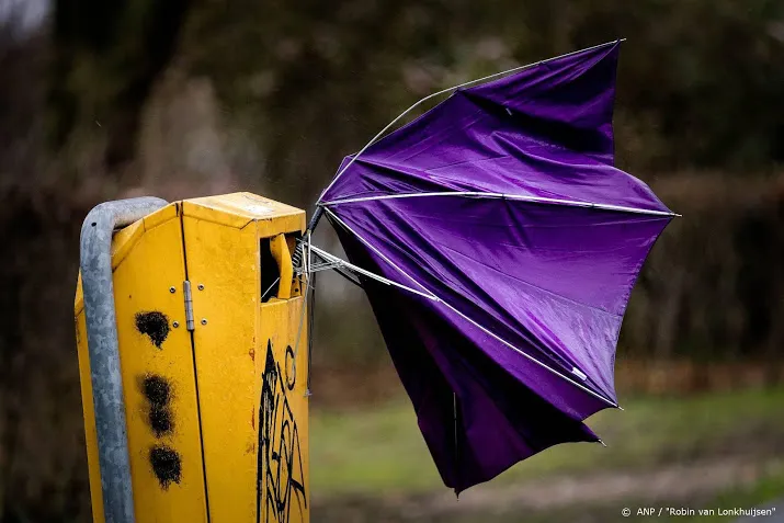zondag zuidwesterstorm verwacht met zeer zware windstoten
