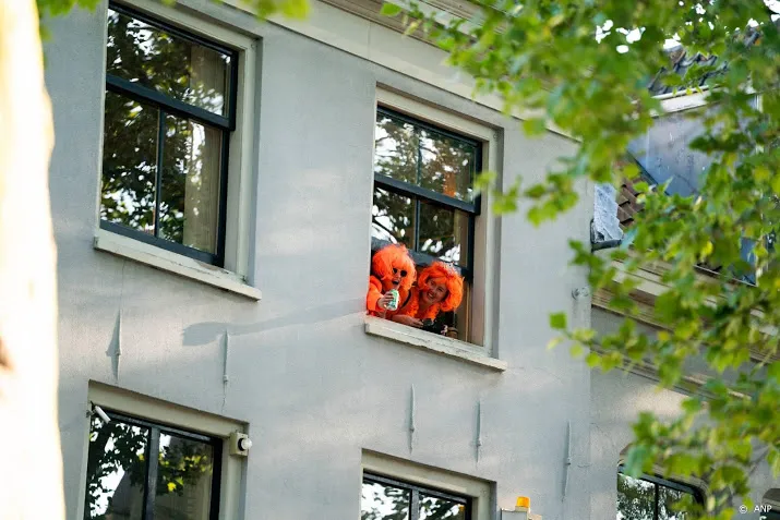zorg voor elkaar en blijf thuis op koningsdag