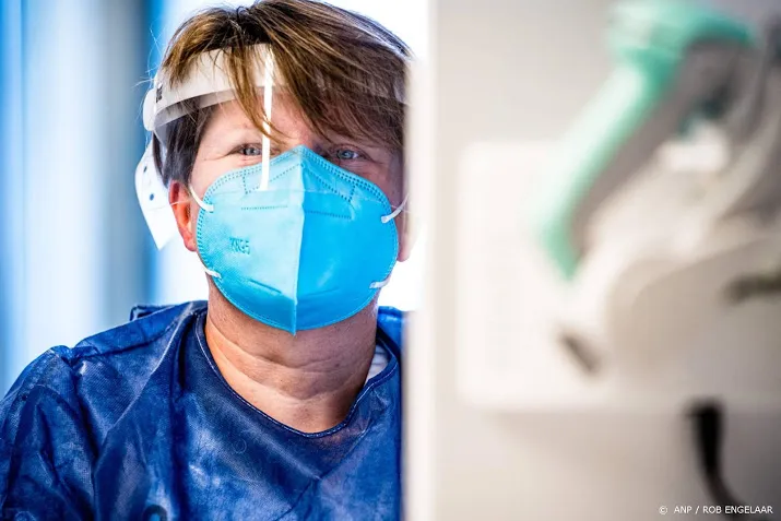 zorgmedewerker moet masker of scherm dragen bij nauw contact