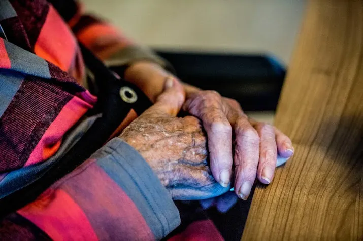 zorgmedewerkers zien groeiende eenzaamheid