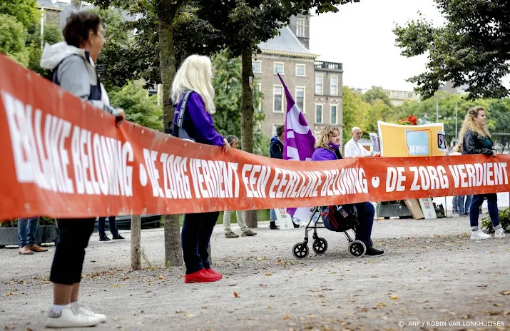 zorgverleners en sp voeren actie voor meer salaris in den haag