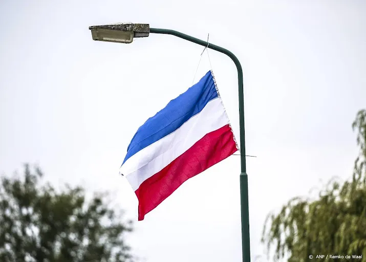 zuid holland doet aangifte van bedreiging om weghalen vlaggen
