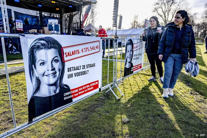 zwaar materieel in haagse binnenstad voor demonstraties