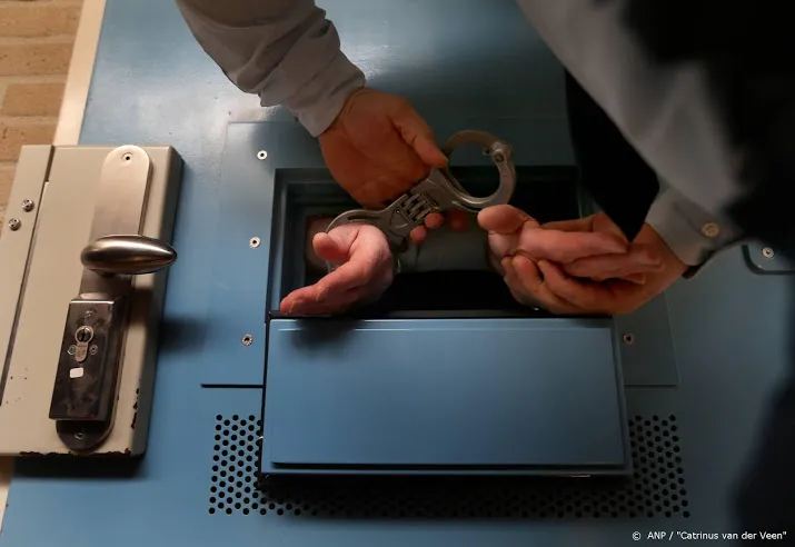 zware crimineel vanaf volgend jaar minder snel vervroegd vrij