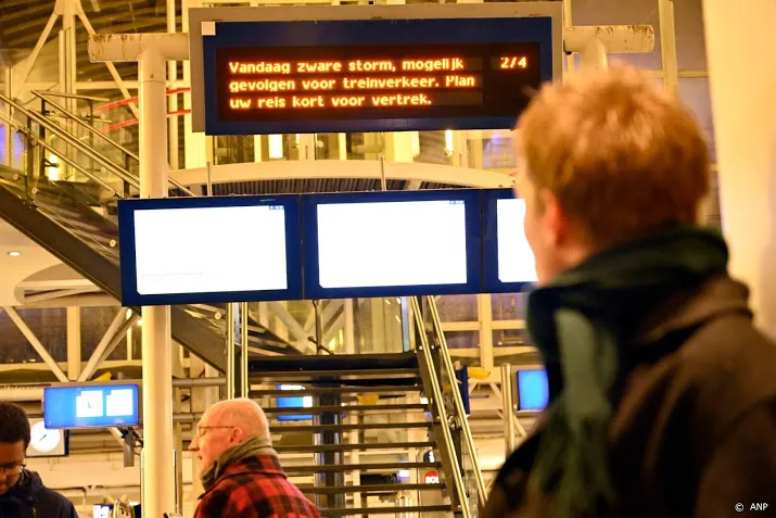 zware zuidwesterstorm legt verkeer plat en veroorzaakt schade