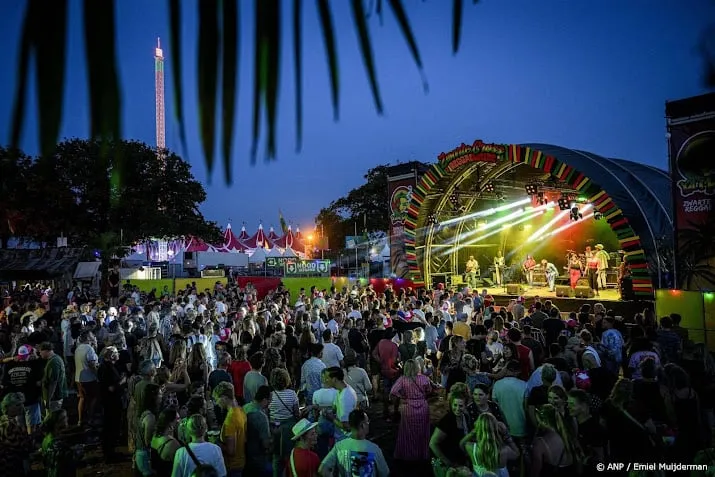 zwarte cross heeft 22 trekkers paraat om autos weg te slepen