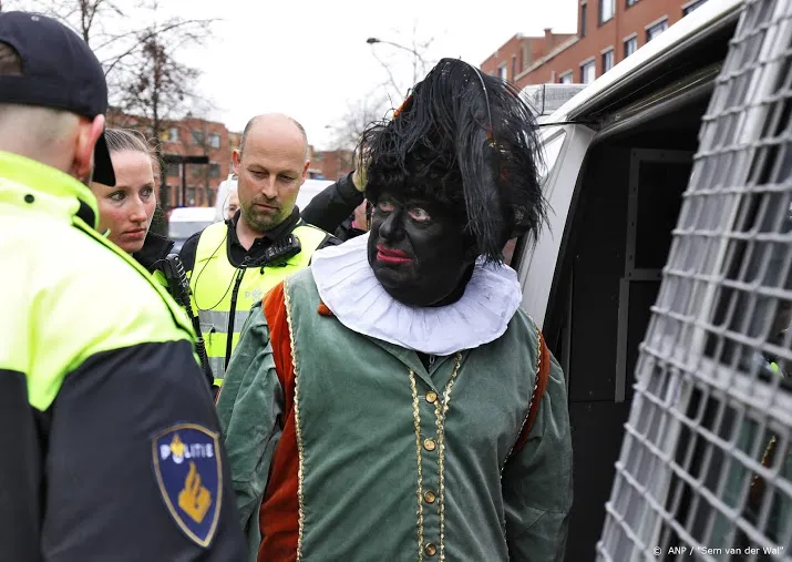 zwarte piet met airsoftwapens opgepakt