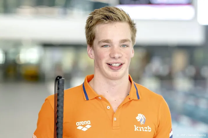 zwemmer dorsman draagt nederlandse vlag bij sluitingsceremonie