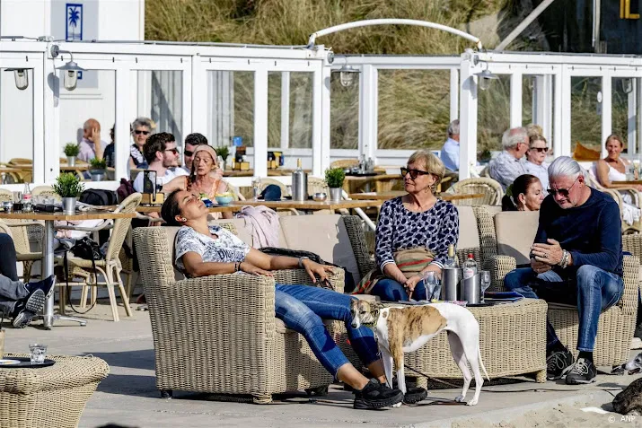 zwempauzes en genoeg water bieden personeel strandtent verkoeling