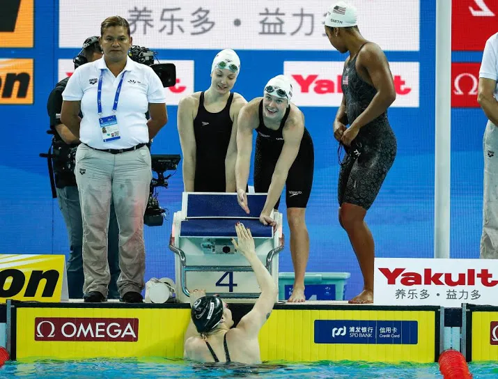 zwemsters buigen voor vs op 4100 meter vrij