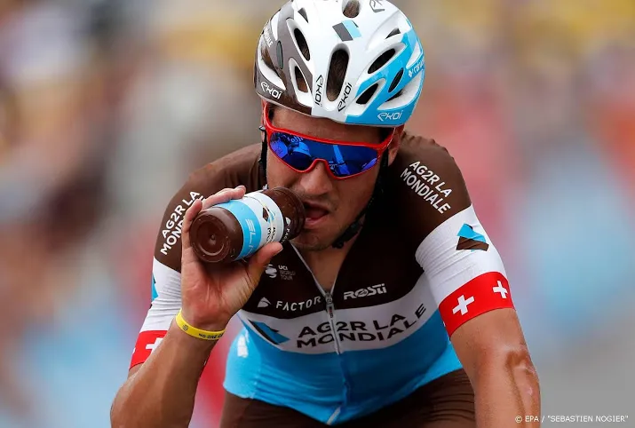zwitserse wielrenner dillier vlak voor strade bianche positief