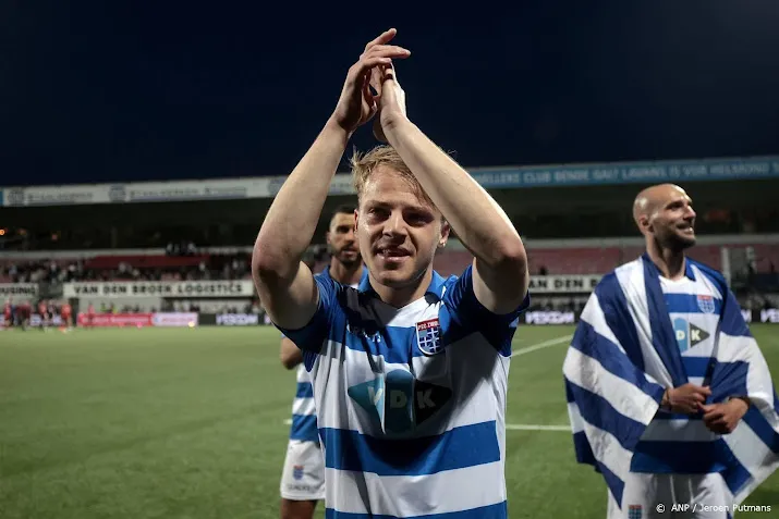 zwolle huldigt voetballers van gepromoveerd pec