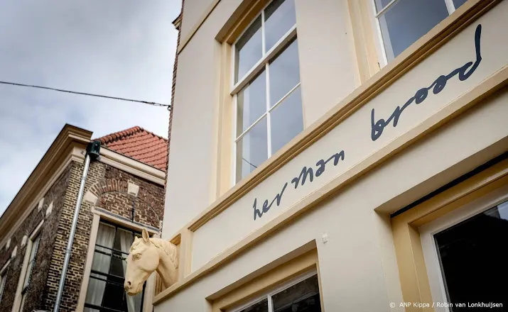 zwolle vernoemt steeg naar herman brood