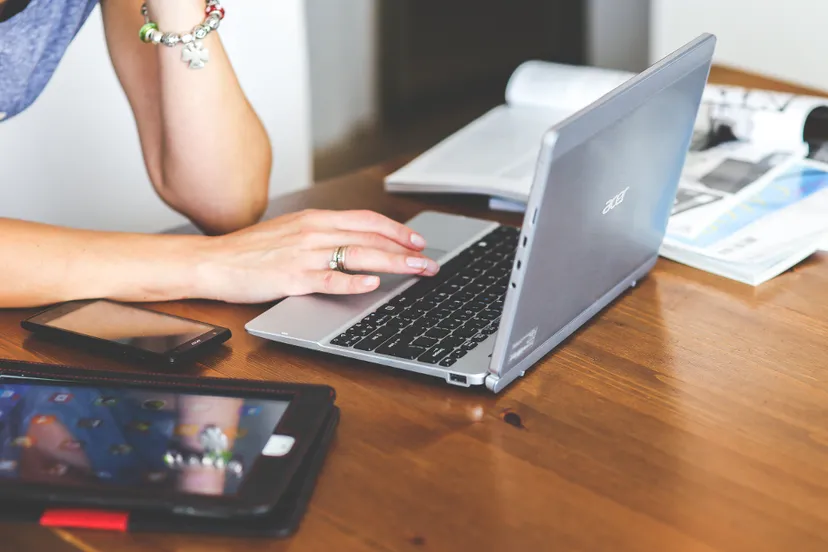 zzp werken computer vertaalbureau fairlingo hq pexels publiek domein