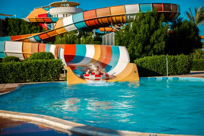 vakantiepark met subtropisch zwembad