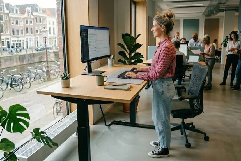 zittend-staand-werken-zit-sta-bureau-nederlands-kantoor (1)