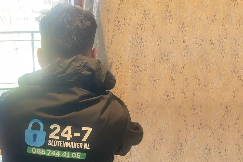 SEOBOB - 24-7 Slotenmaker - Foto jas breed hoge resolutie