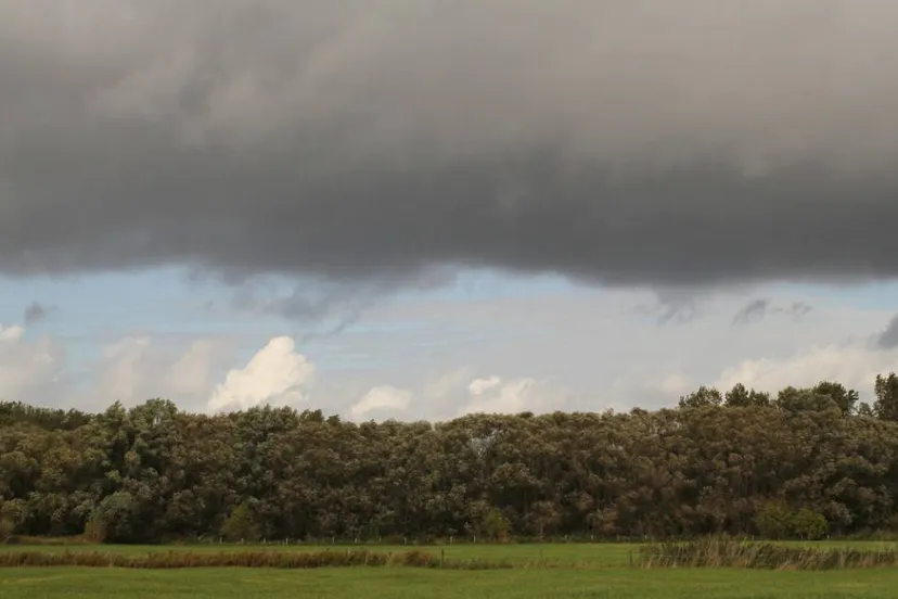 250726DONKEREDREIGENDEWOLKEN