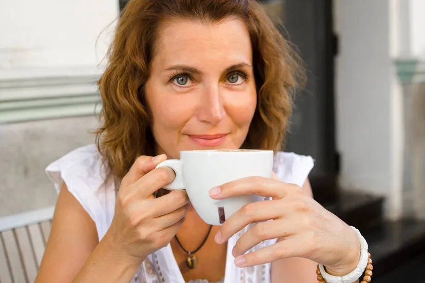 Vrouw drinkt koffie