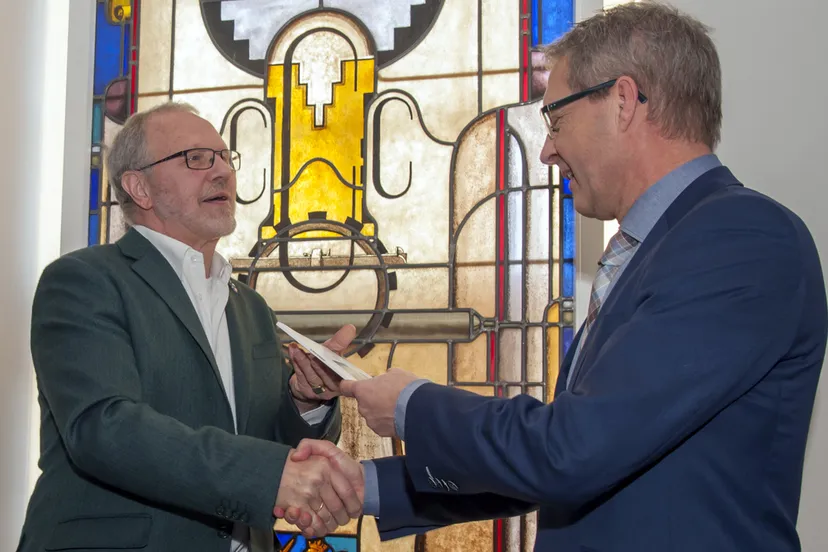 2015 01 26 boekpresentatie callenbach gg callenbach links overhandigt het 1e exemplaar aan robbert bosch