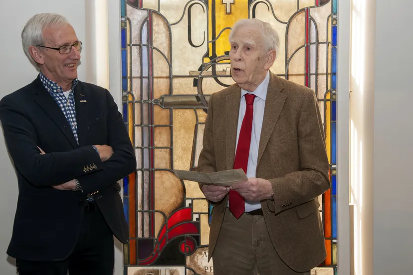 2015 01 26 boekpresentatie callenbach jan cozijnsen links ontvangt de eerste jaargang van de nijkerksche courant van de heer w callenbach rechts