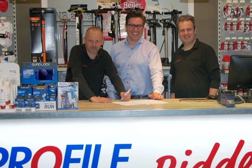 2018 03 15 ridder voek tekenen sponsorcontract
