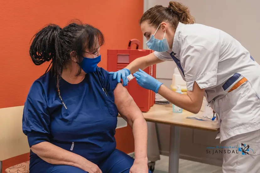 2021 01 07 jolanda mensink eerste corona vaccinatie