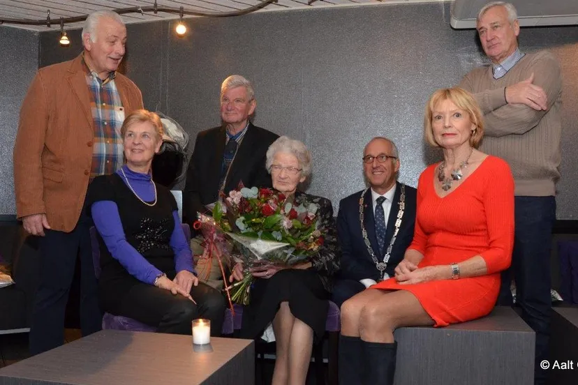 c2d5uohqikgfwpfvmi418aktd 2013 11 23 100 jarige hoevelaken