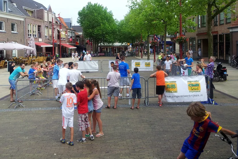 eamhurltw1ehxkpcuq7uhs5bc 2013 06 19 straatvoetbal3