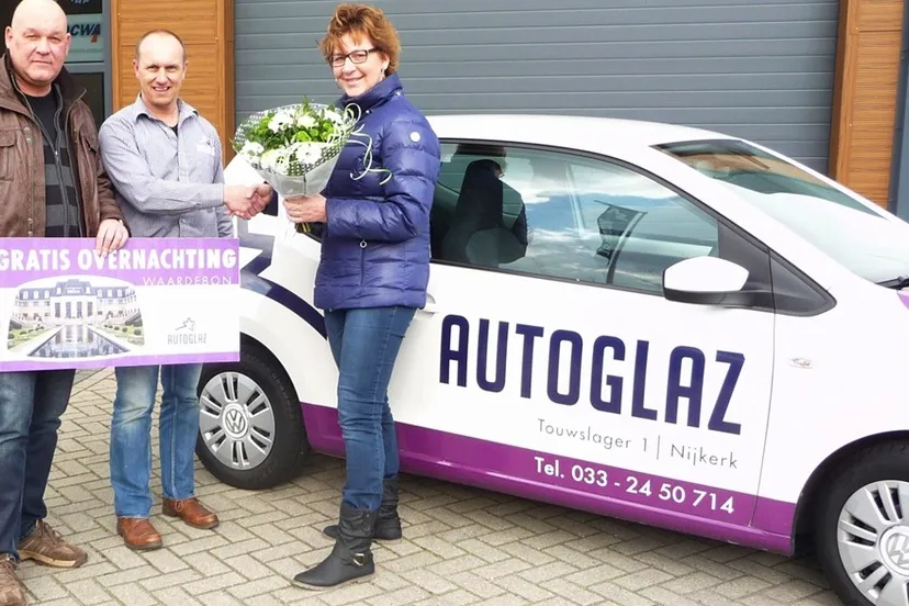 jpy94gtk9kynr2pyemqpk0cbz 2014 02 27 marco dusschooten midden overhandigt familie van le