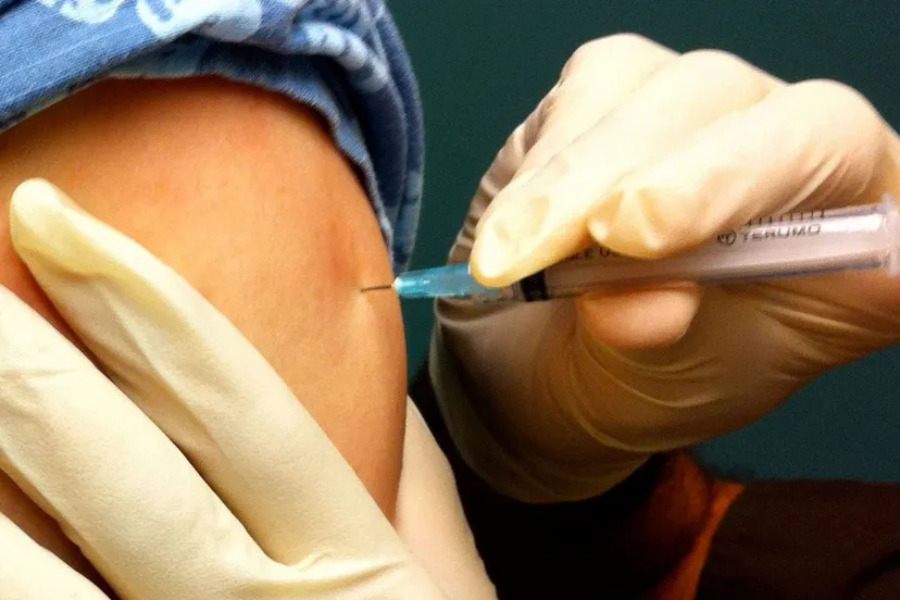 standaard nijkerk los injectie spuit naald vaccineren vaccinatie inenting dokter patint zorg foto blakespot cc by 20
