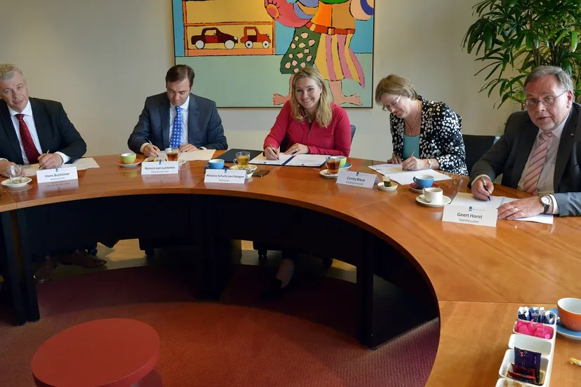 xq77uu5d084uu5lovwd2nlsyd 2013 06 20bok2ondertekening