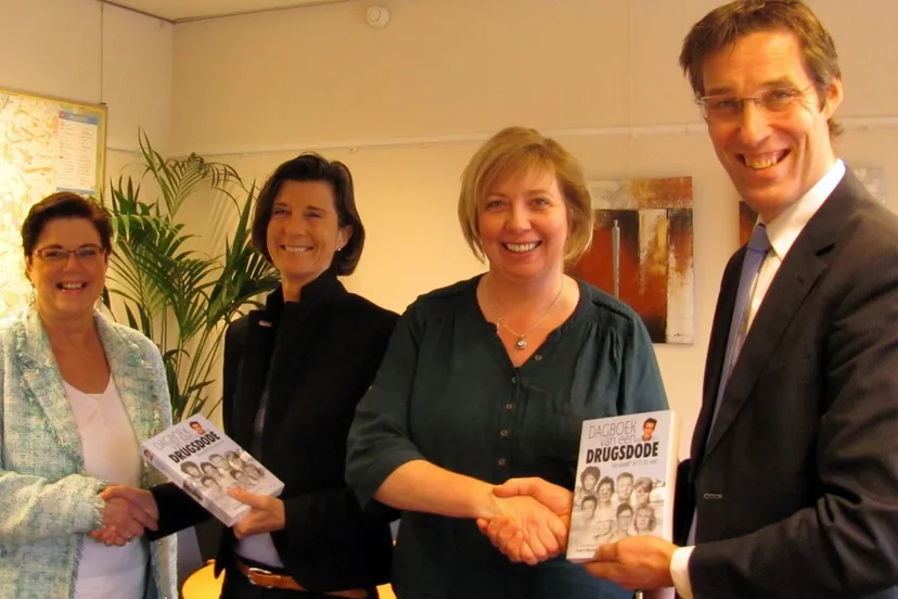 2015 01 16 moedige moeders overhandigen boek aan wethouders