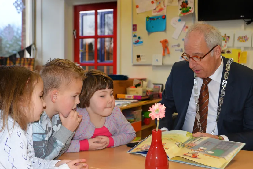 2015 01 21 burgemeester renkema leest voor
