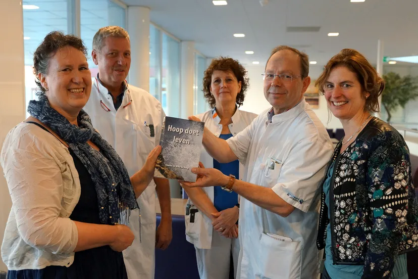 2015 02 11 overhandiging boek familie de hoop