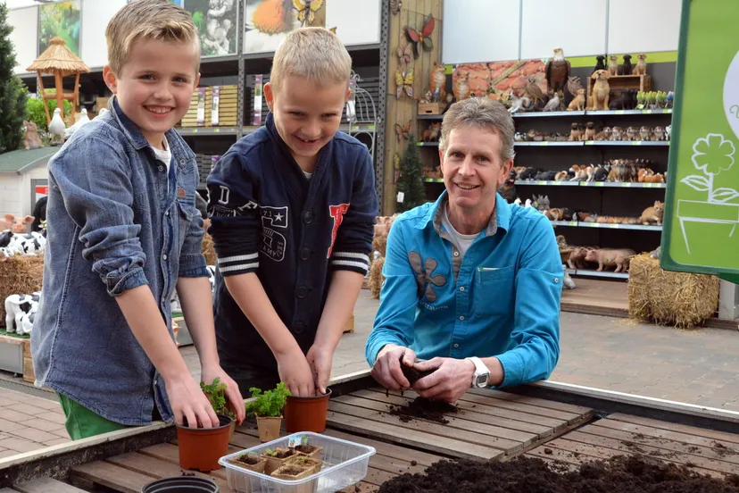 2015 03 23 moestuintje verpotten intratuin