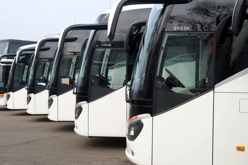 2015 03 24 besseling vervoert zeven nieuwe touringcars zijaanzicht