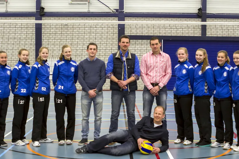 2015 03 26 nvc meisjes b1 met trainer en sponsoren 2